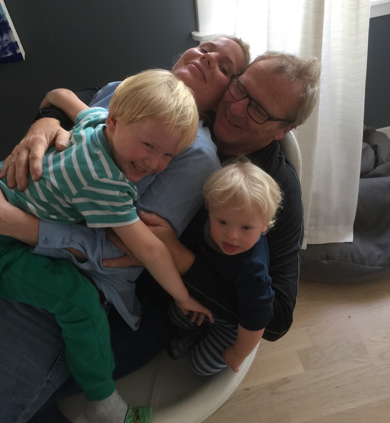 familie som koser i en stol