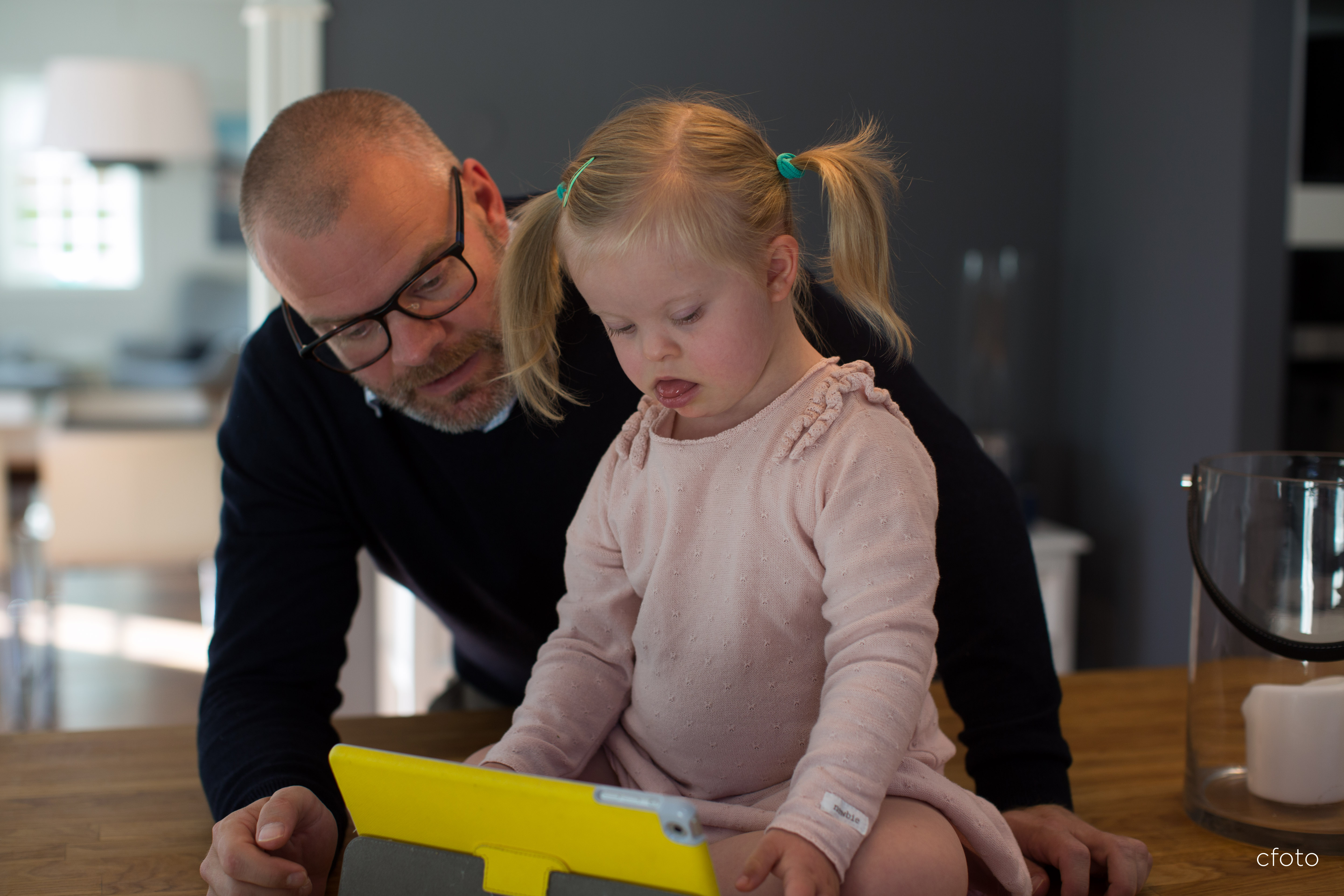 Aleksander med datteren Milla som ser på iPad