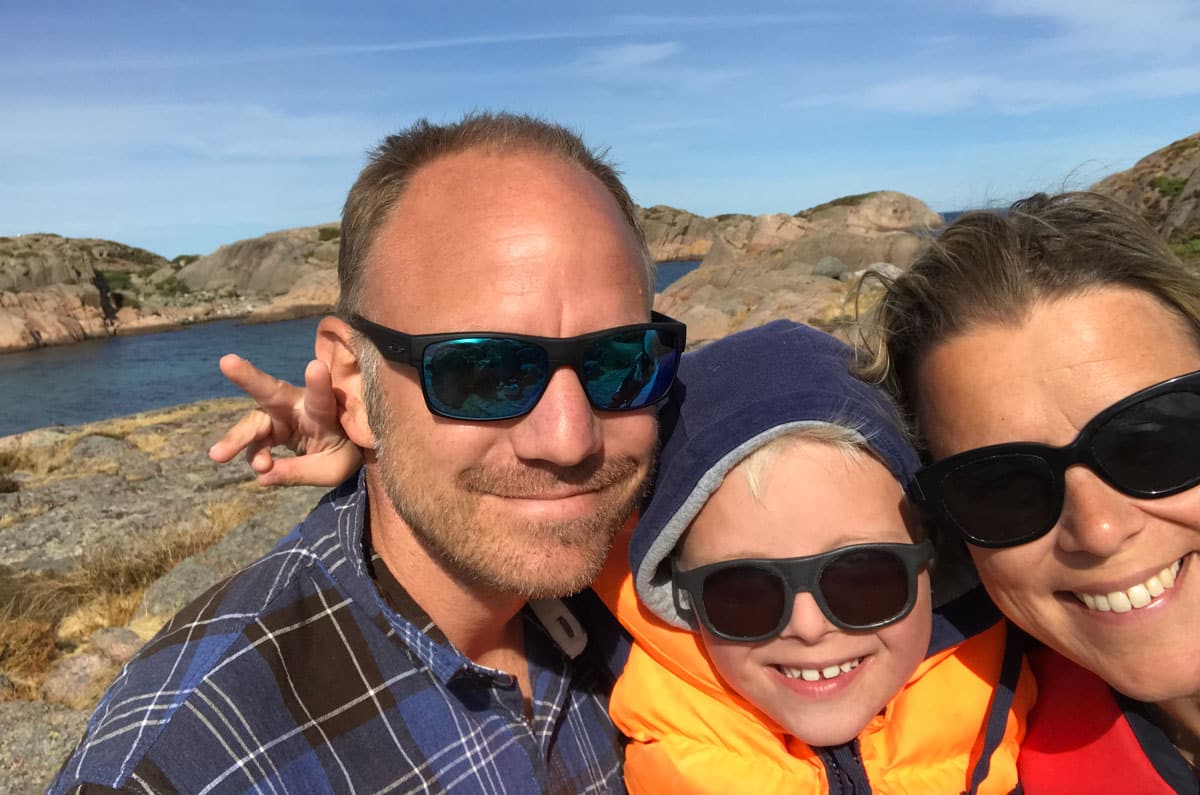 Mor, far og barn ved sjøen