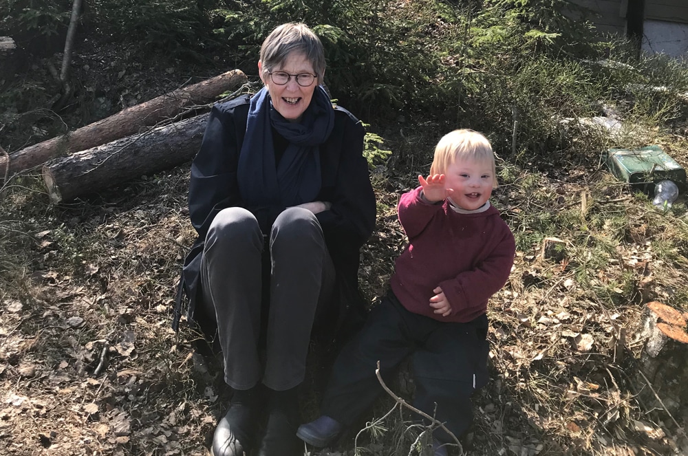 gutt med downs syndrom og farmor ute i skogen