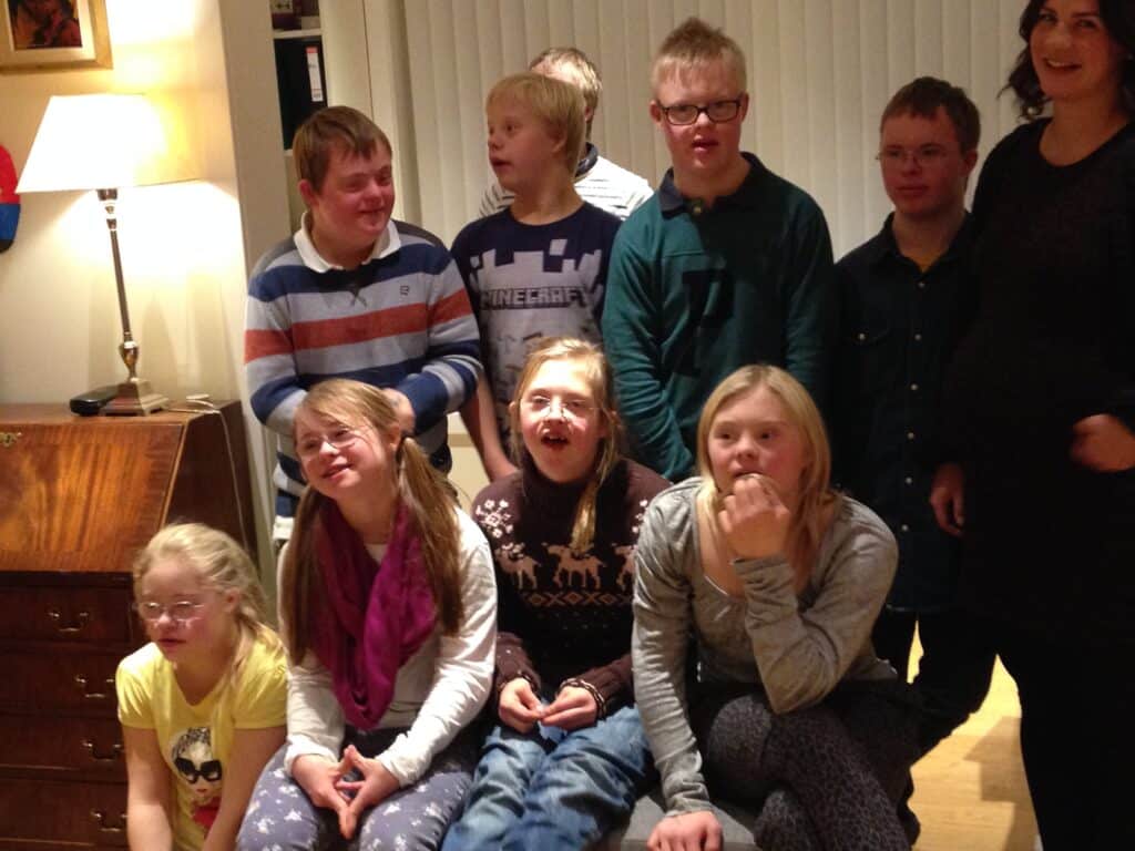Ungdomsgruppa for Downs i Bærum er samlet til foto.