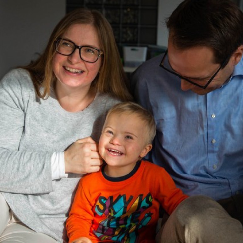 Randi Ødegaard som er styreleder i Downs Syndrom Norge sammen med sin sønn og mann