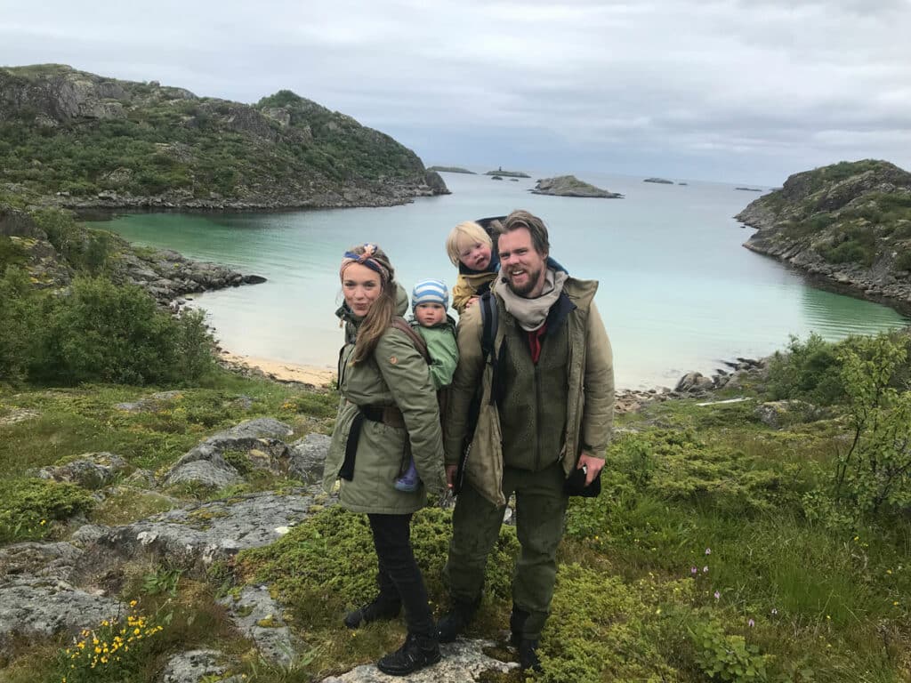 bilde av en familie ved fjorden