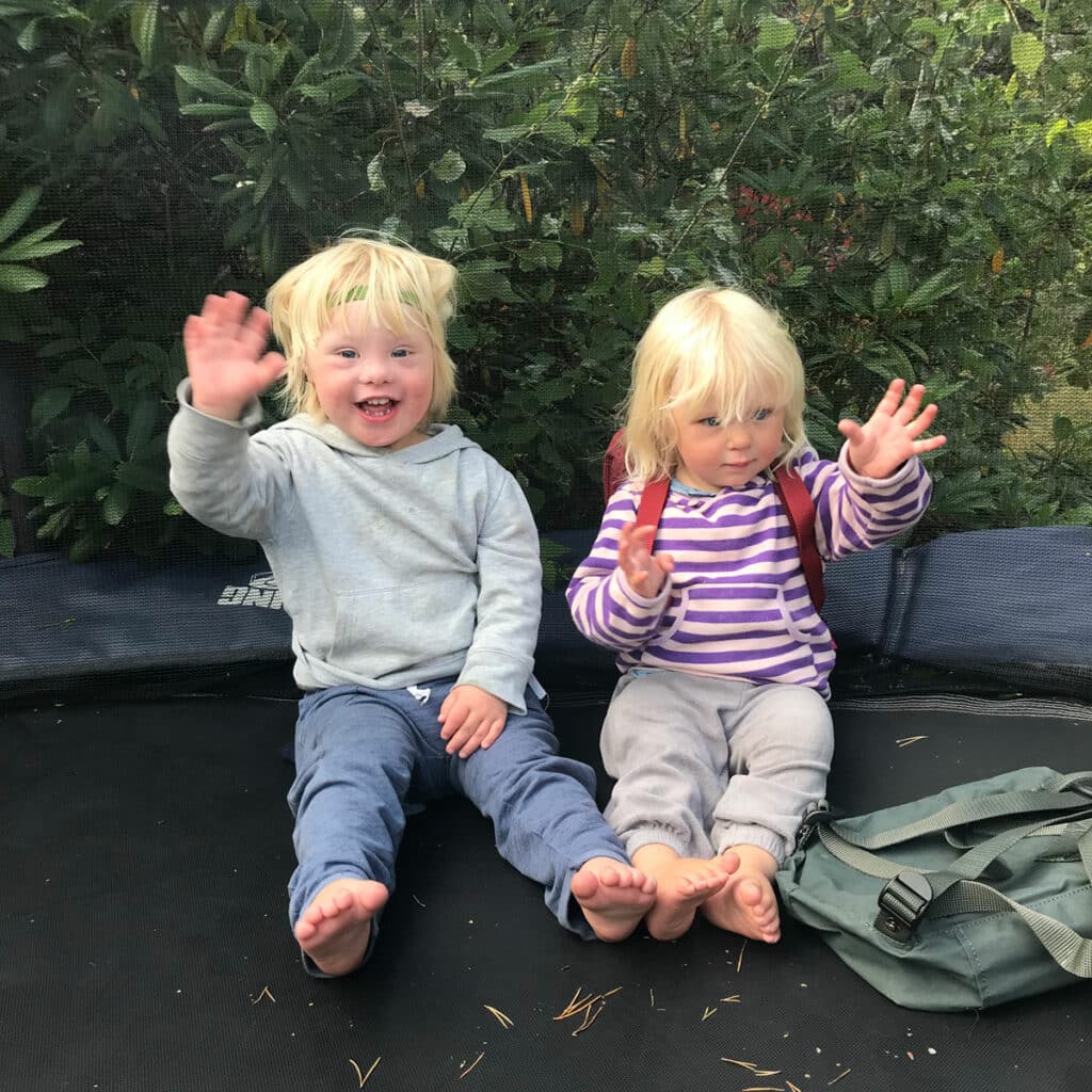 to barn på trampoline vinker til kamera