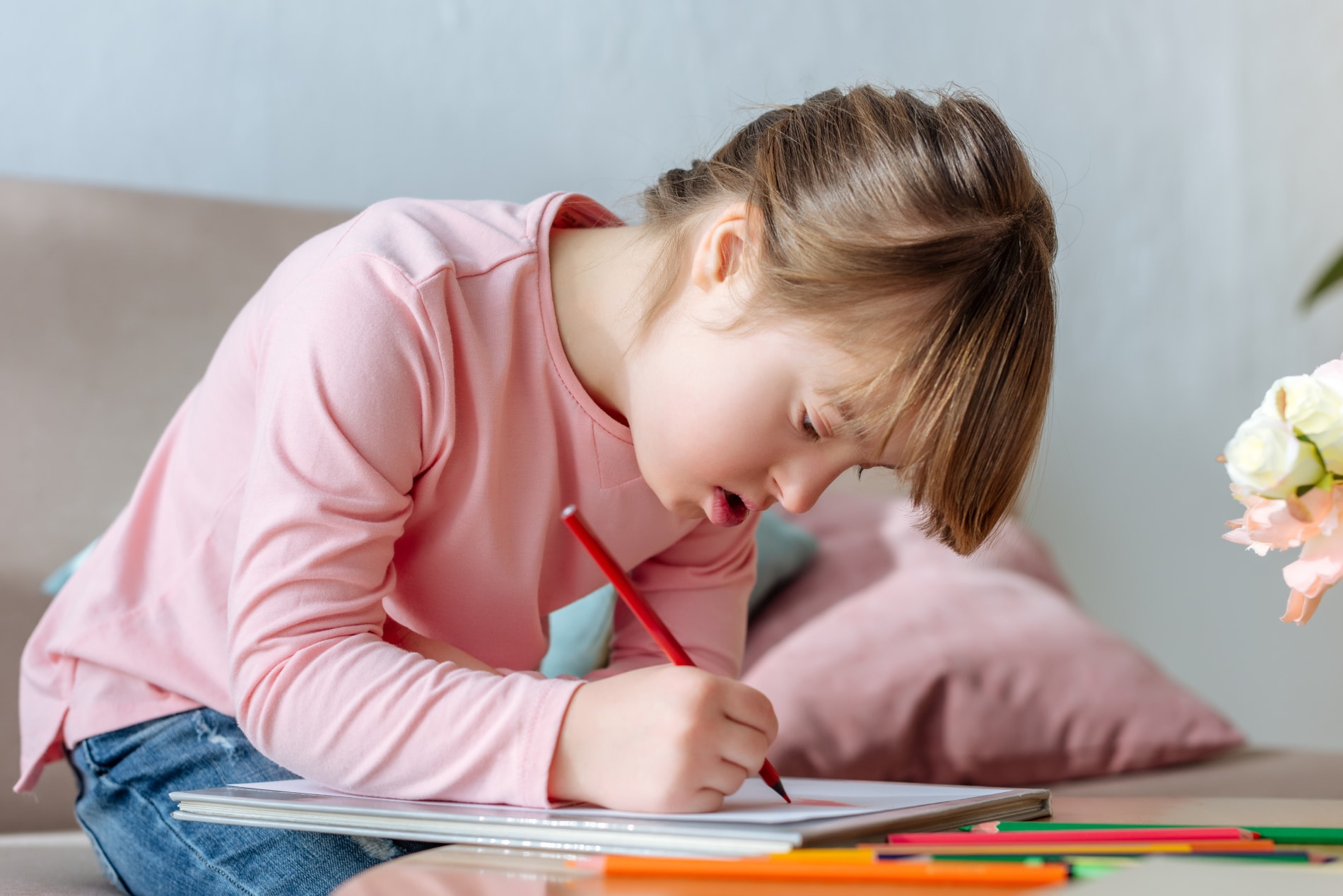 Barn med Downs syndrom som tegner