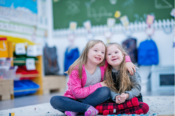 To barn på skolen som holder rundt hverandre