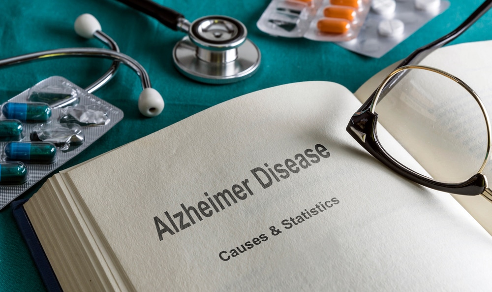 Oppslått bok der det står alzheimers disease