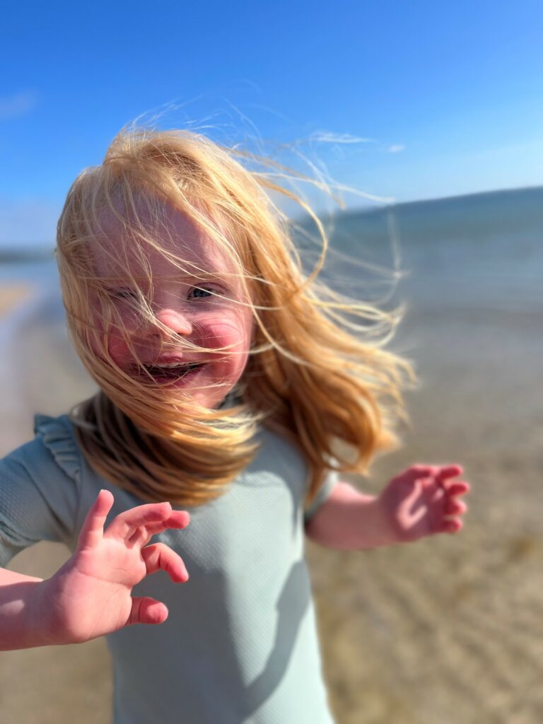 Jente som løper på stranden