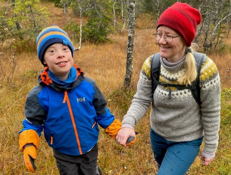 En gutt med Downs syndrom sammen med mammaen sin på tur i fjellet