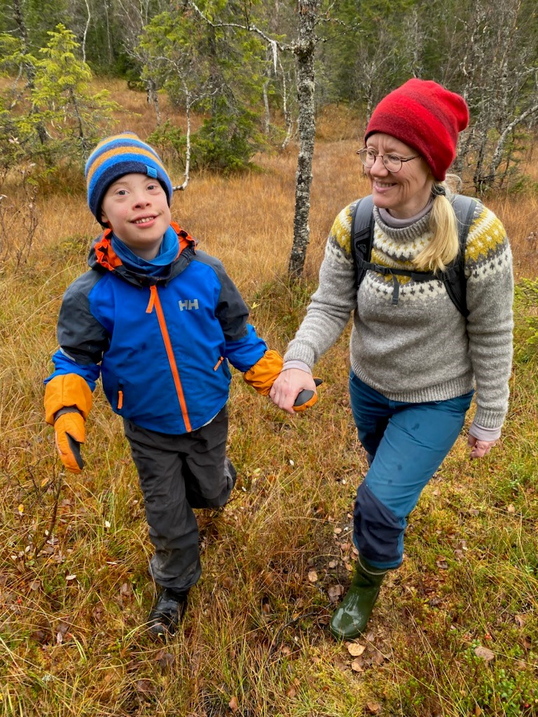 En gutt med Downs syndrom sammen med mammaen sin på tur i fjellet