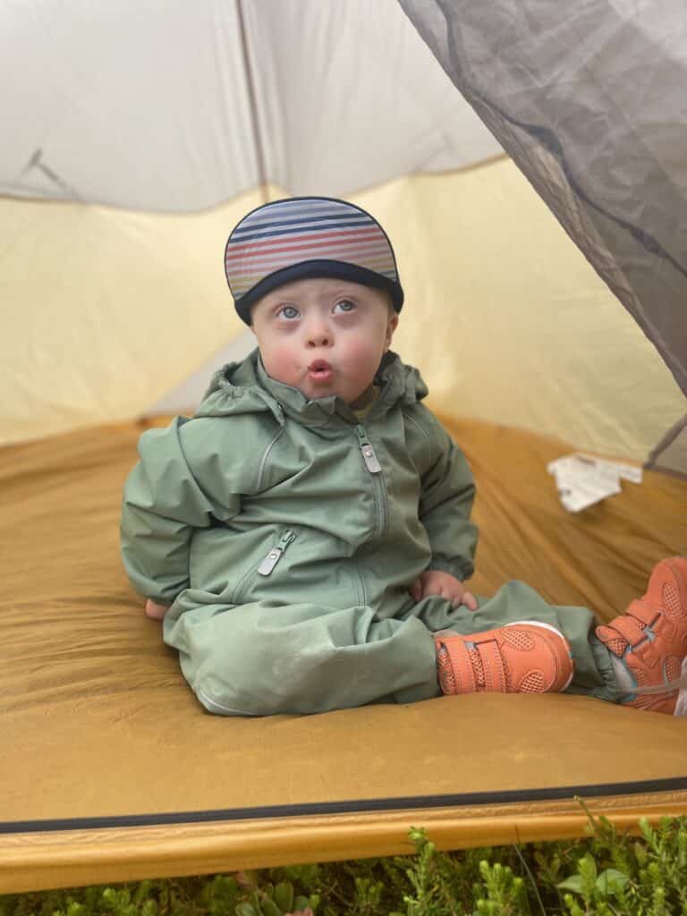 Liten gutt med Downs syndrom på telttur