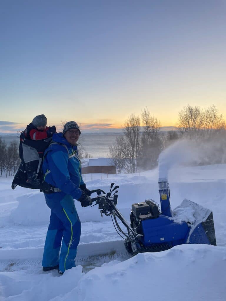 mikael med snøfreser og haakon i bæremeis