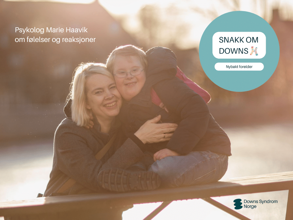 Mor og barn med Downs syndrom som klemmer hverandre