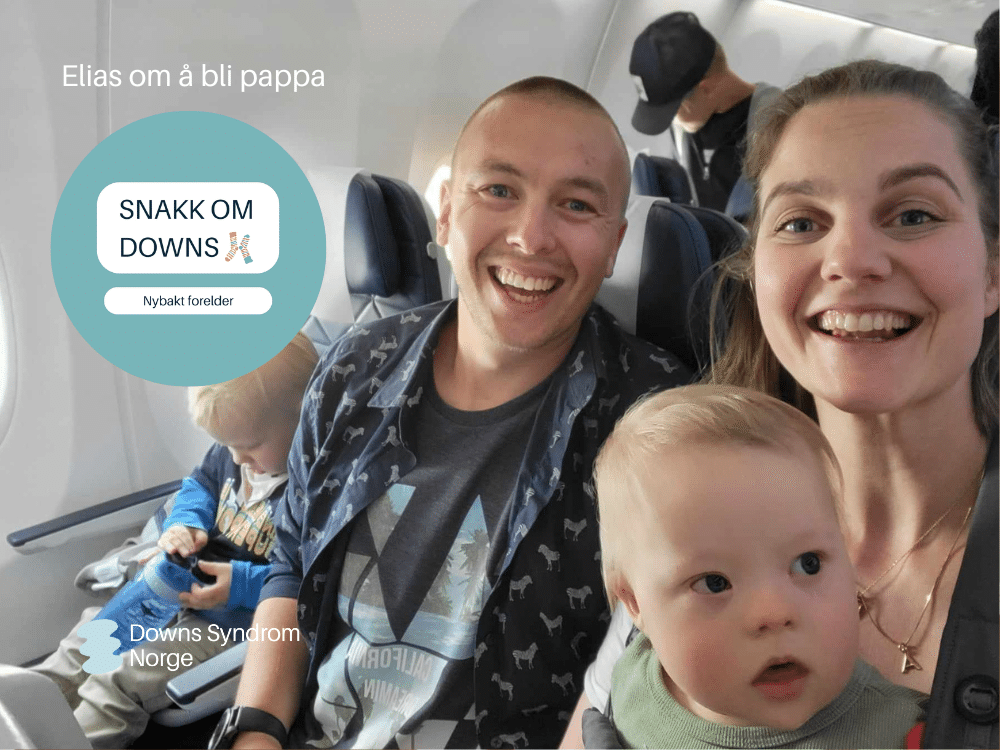 Familie med to barn og to voksne som sitter inne i et fly