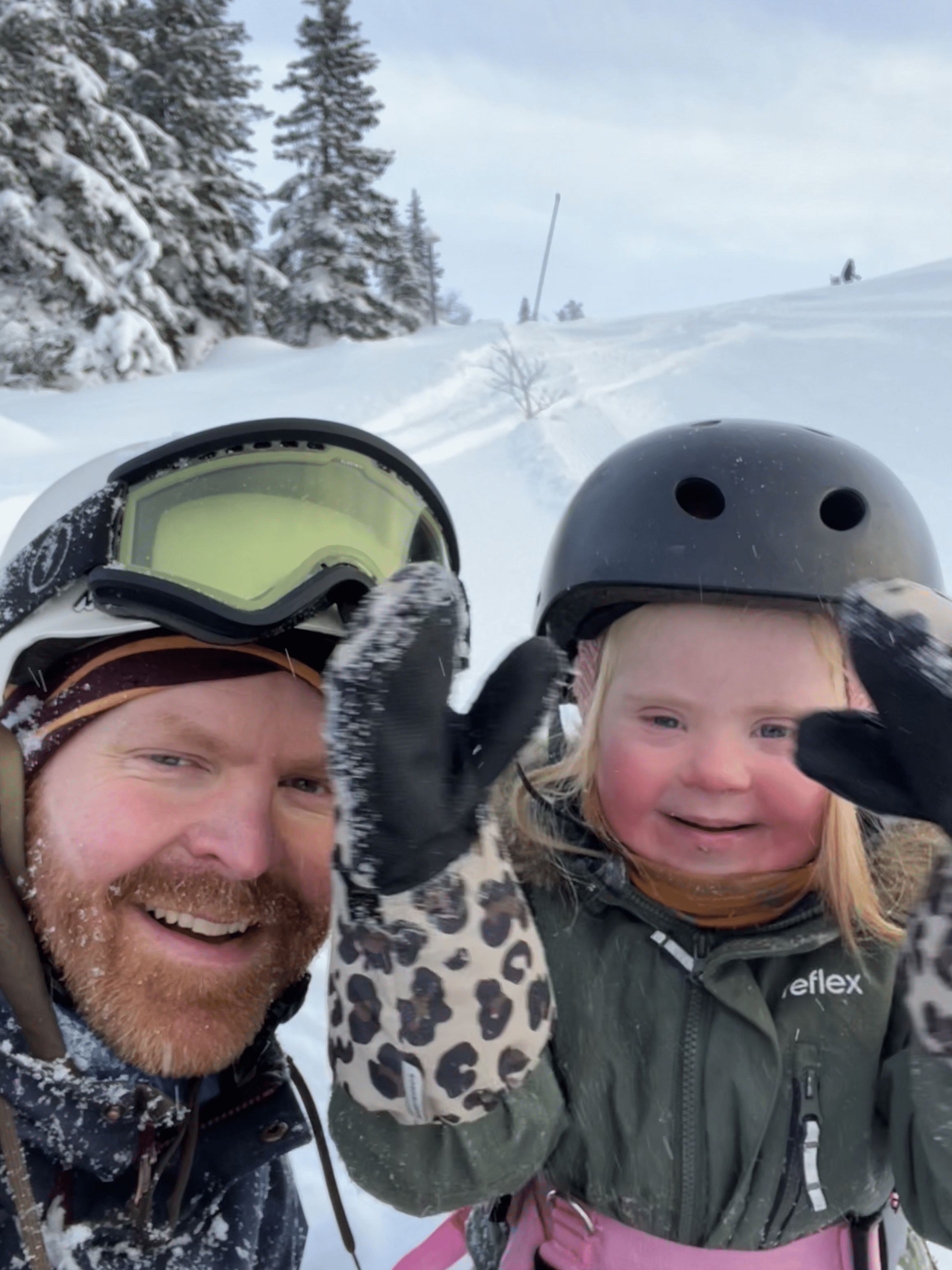 far og datter med downs syndrom i slalombakken