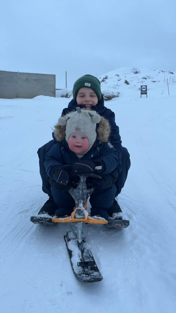 Edvard med Downs syndrom og storebror Johan aker