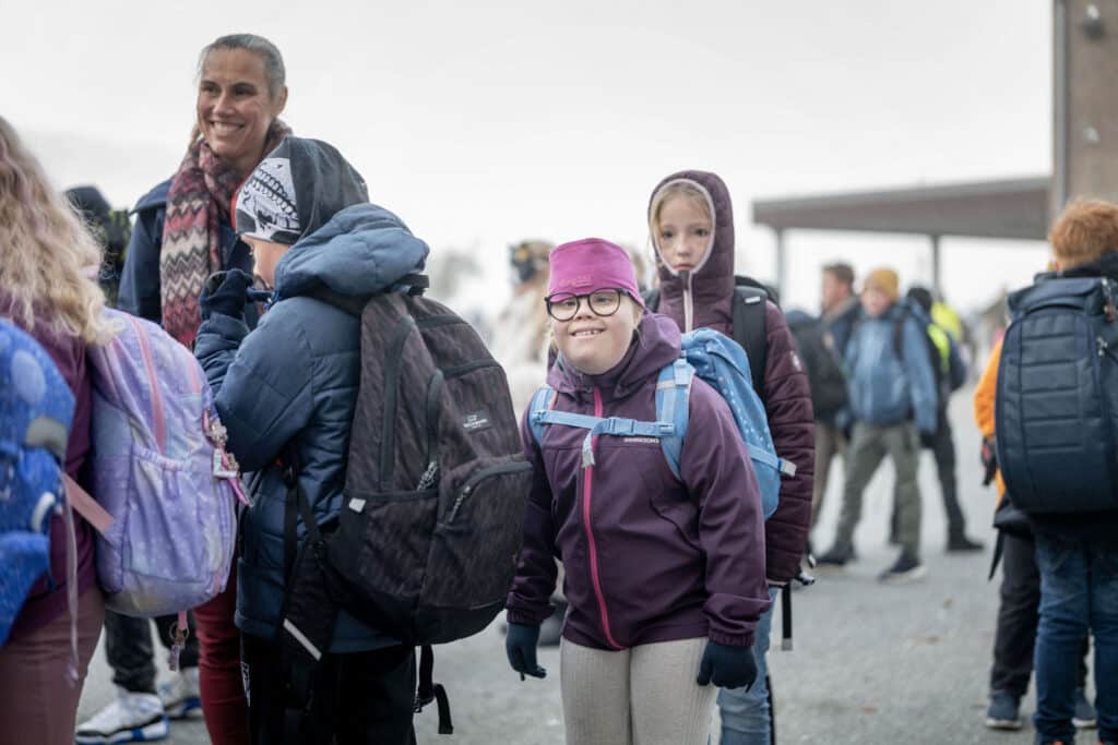 Jente med Downs syndrom som er klar for skolestart