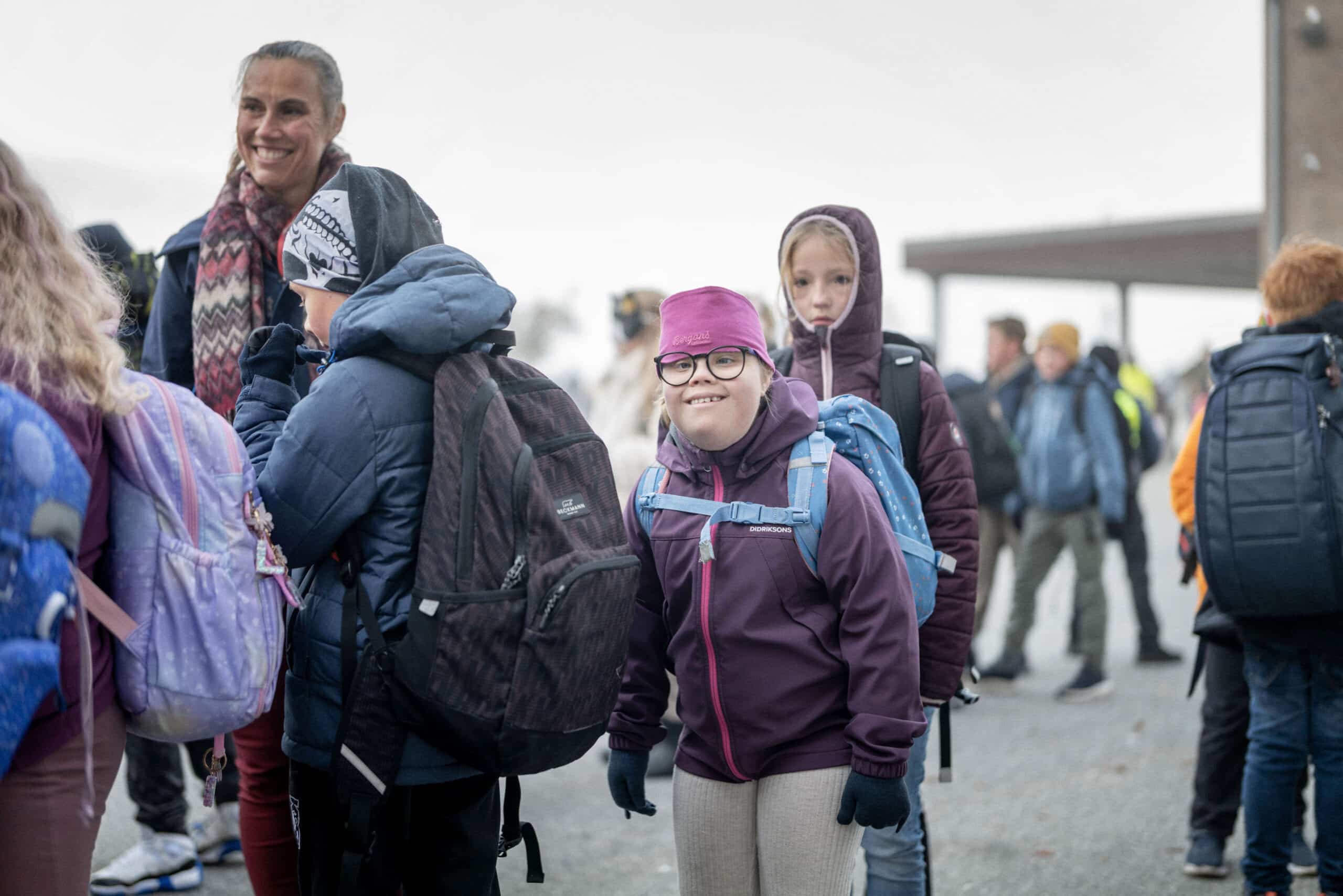 Jente med Downs syndrom som er klar for skolestart