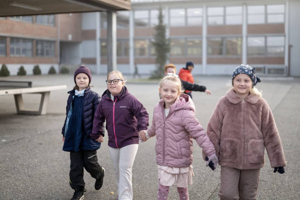 Jenter sammen i skolegården