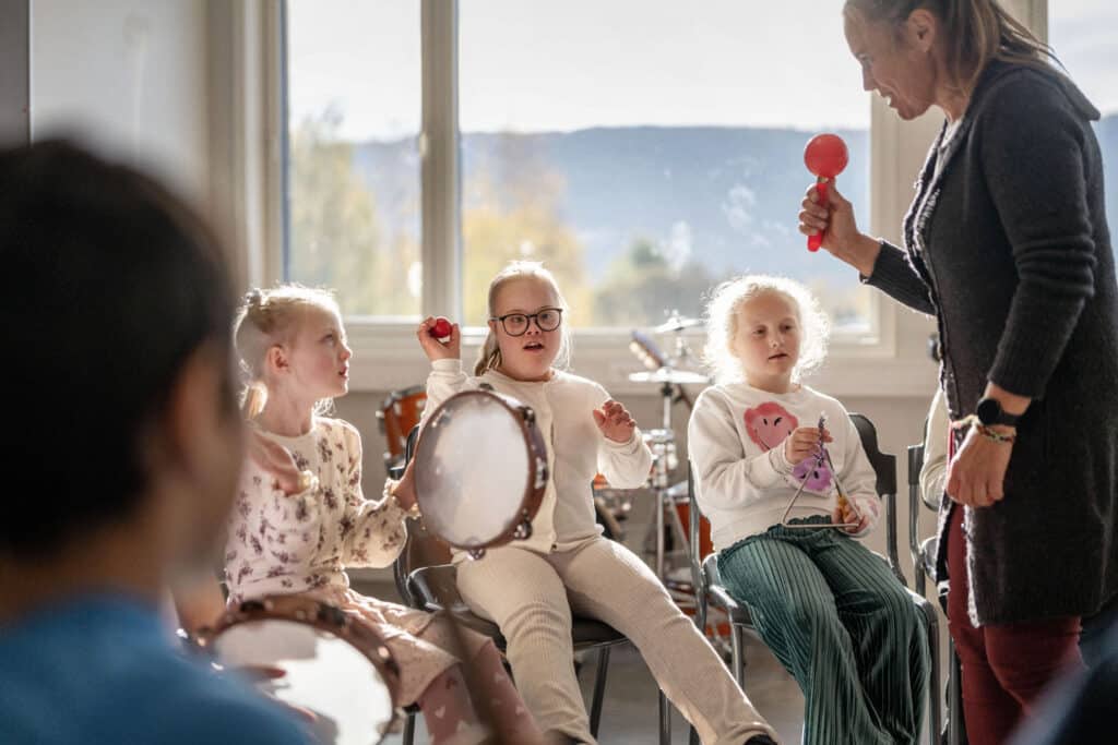 Barn som spiller instrumenter