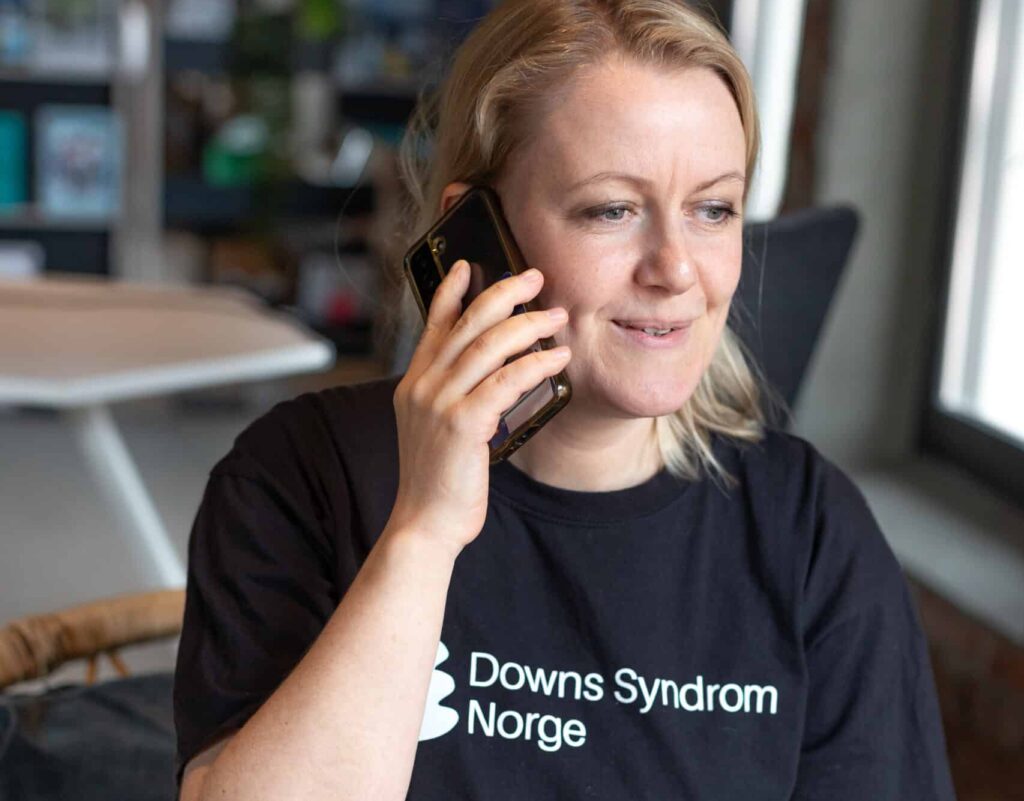Kvinne som snakker i mobiltelefon