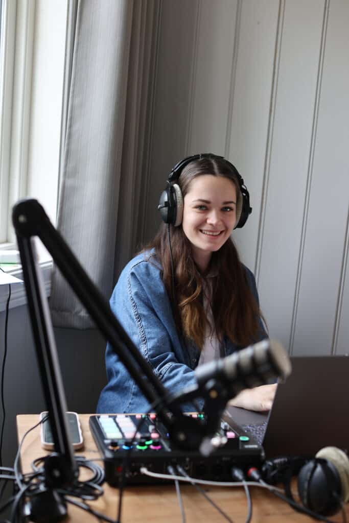 Mor som deler sine erfaringer i podkaststudio