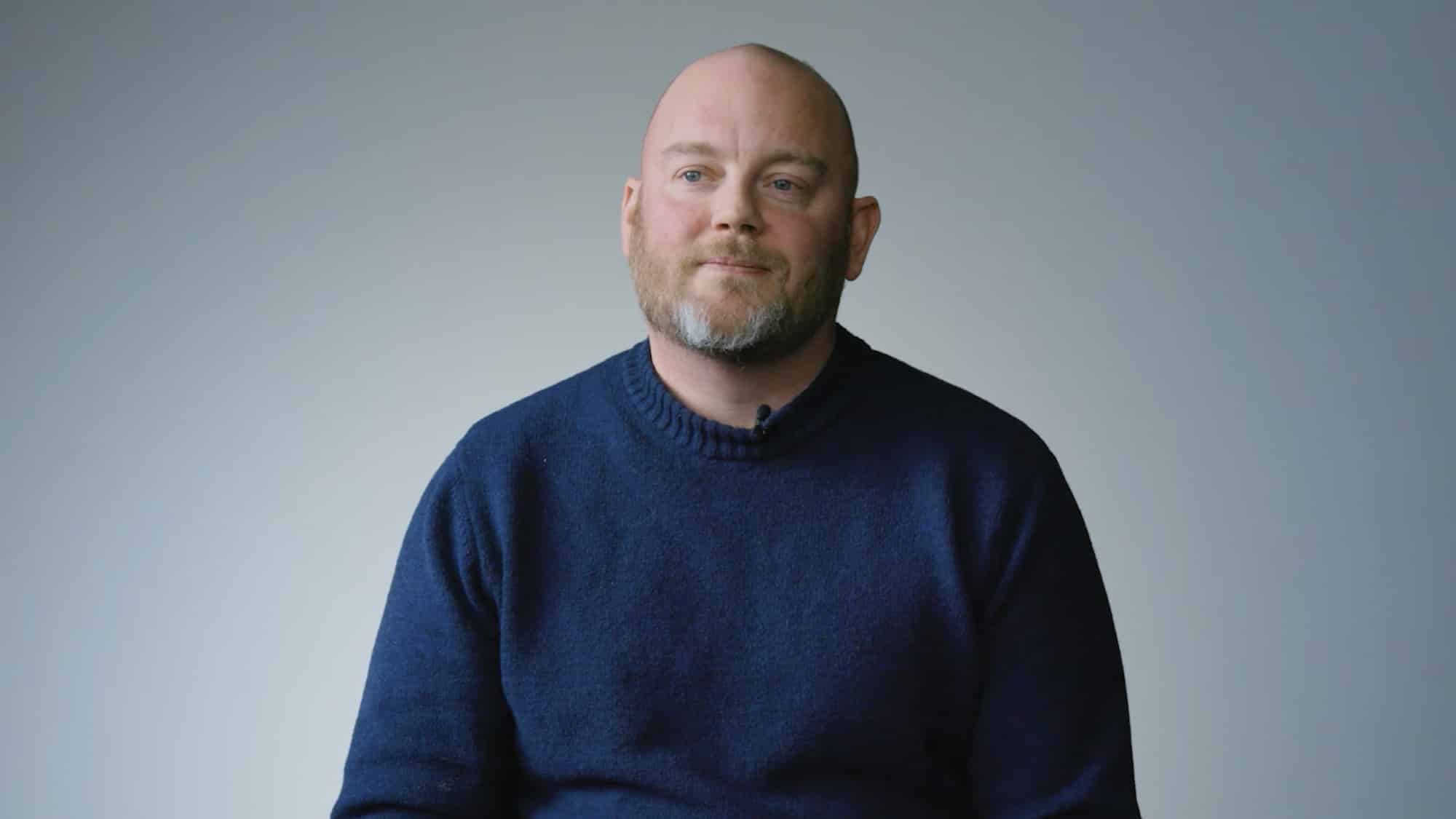 Portrett av Kristian - mann med skjegg og blå genser