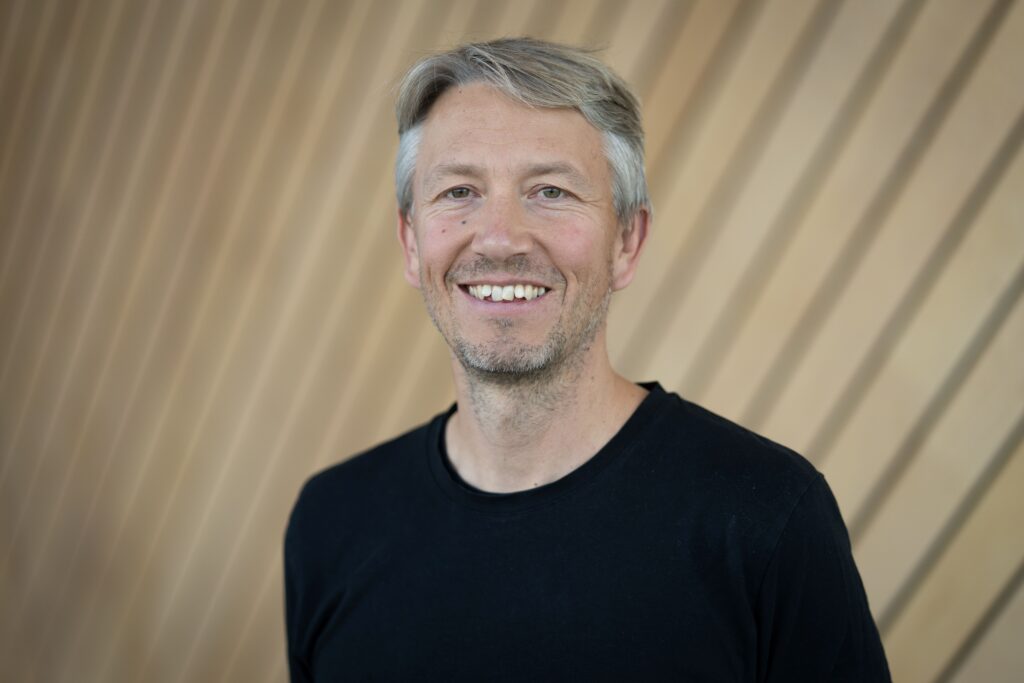 Bilde av Simon Revholt som får Marteprisen 2025