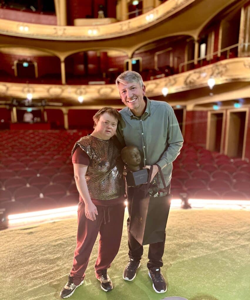 Marte og Simon på hovedscenen på Nationaltheatret i forbindelse med utdelingen av Marteprisen 2025