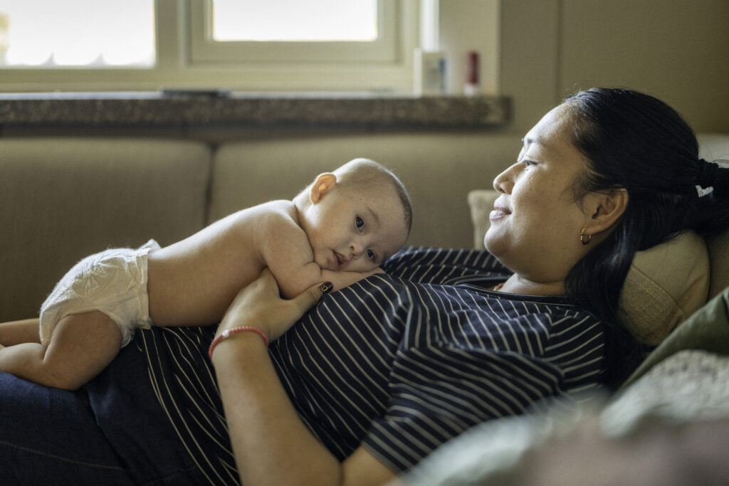 Nybakt mamma til baby med downs syndrom. Babyen ligger på mamma sitt bryst.