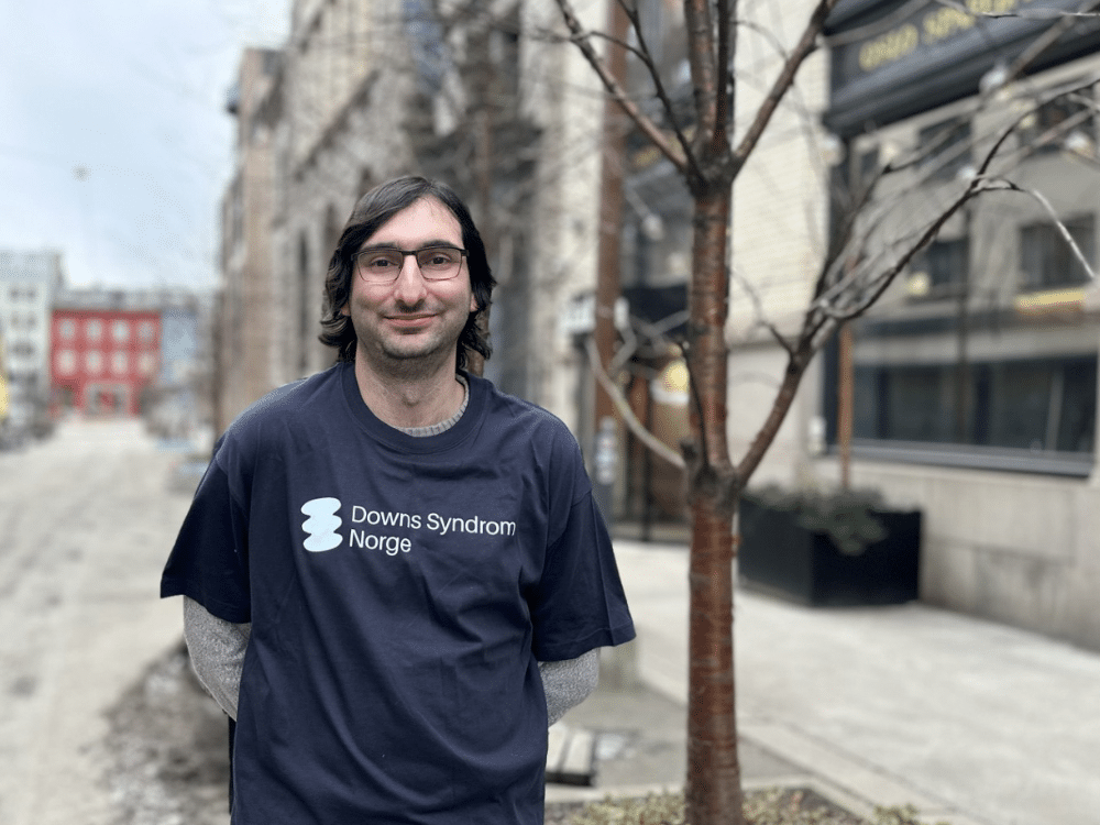 Portrett av mann med Downs syndrom Norge t-skjorte: Alvin Bolouri