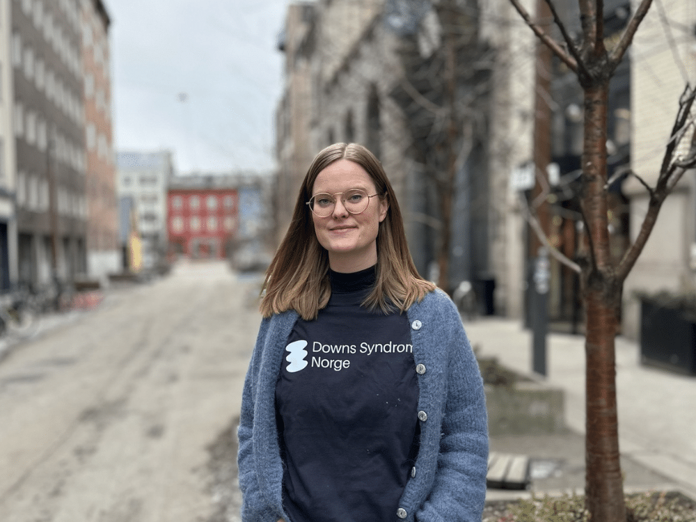 Portrett av kvinne med Downs syndrom Norge t-skjorte: Maria Belland Olsen
