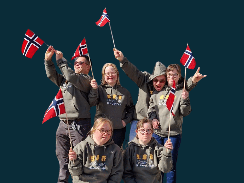 Gruppebilde av bloggteamet som består av fire kvinner og to menn med Downs syndrom. Alle har norsk flagg.