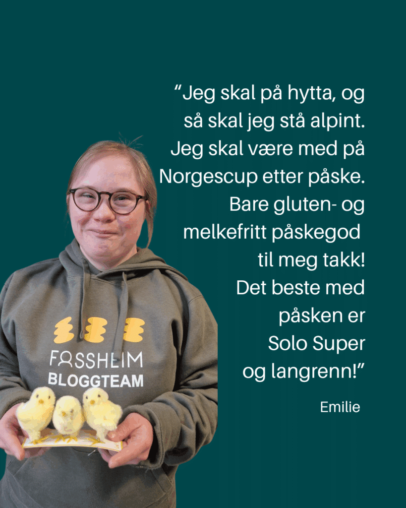 Kvinne med med Downs syndrom som har tre påskekyllinger(pynt) i hendene.
