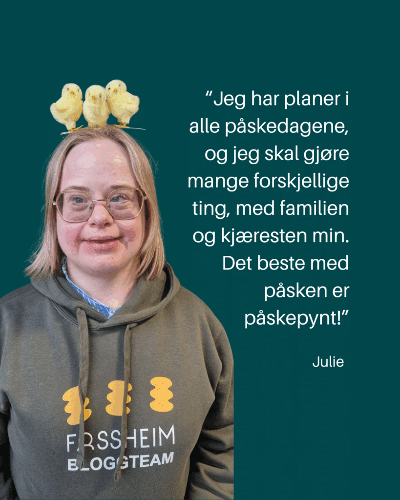 Kvinne med med Downs syndrom som har tre påskekyllinger(pynt) på hodet.
