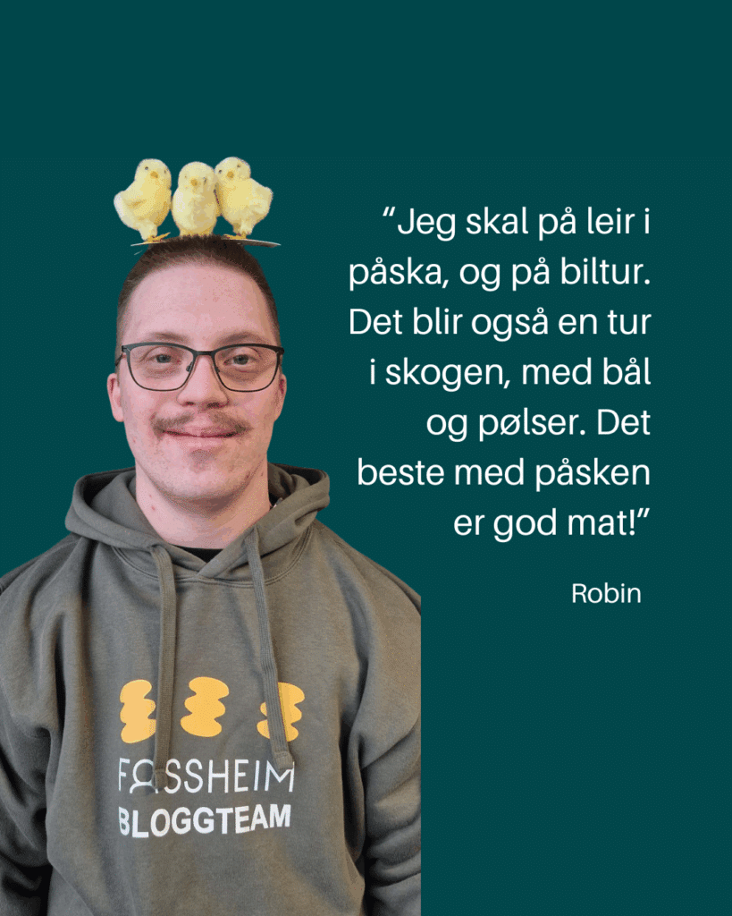 Mann med med Downs syndrom som har tre påskekyllinger(pynt) på hodet.