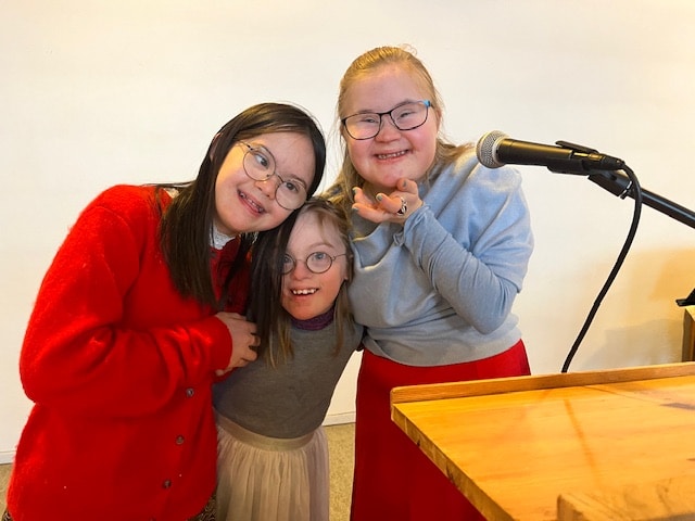 Tre blide jenter på juletrefest