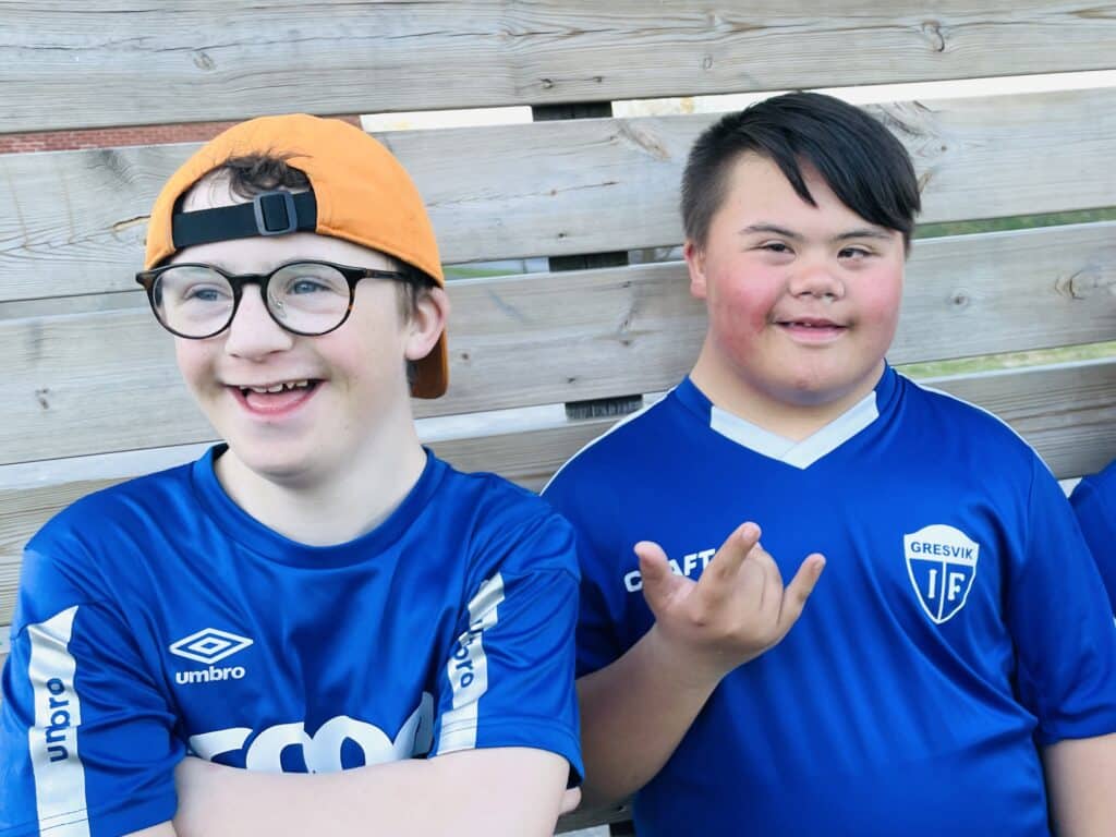 en gutt med briller og kaps og en annen gutt som er litt kul i bakgrunn